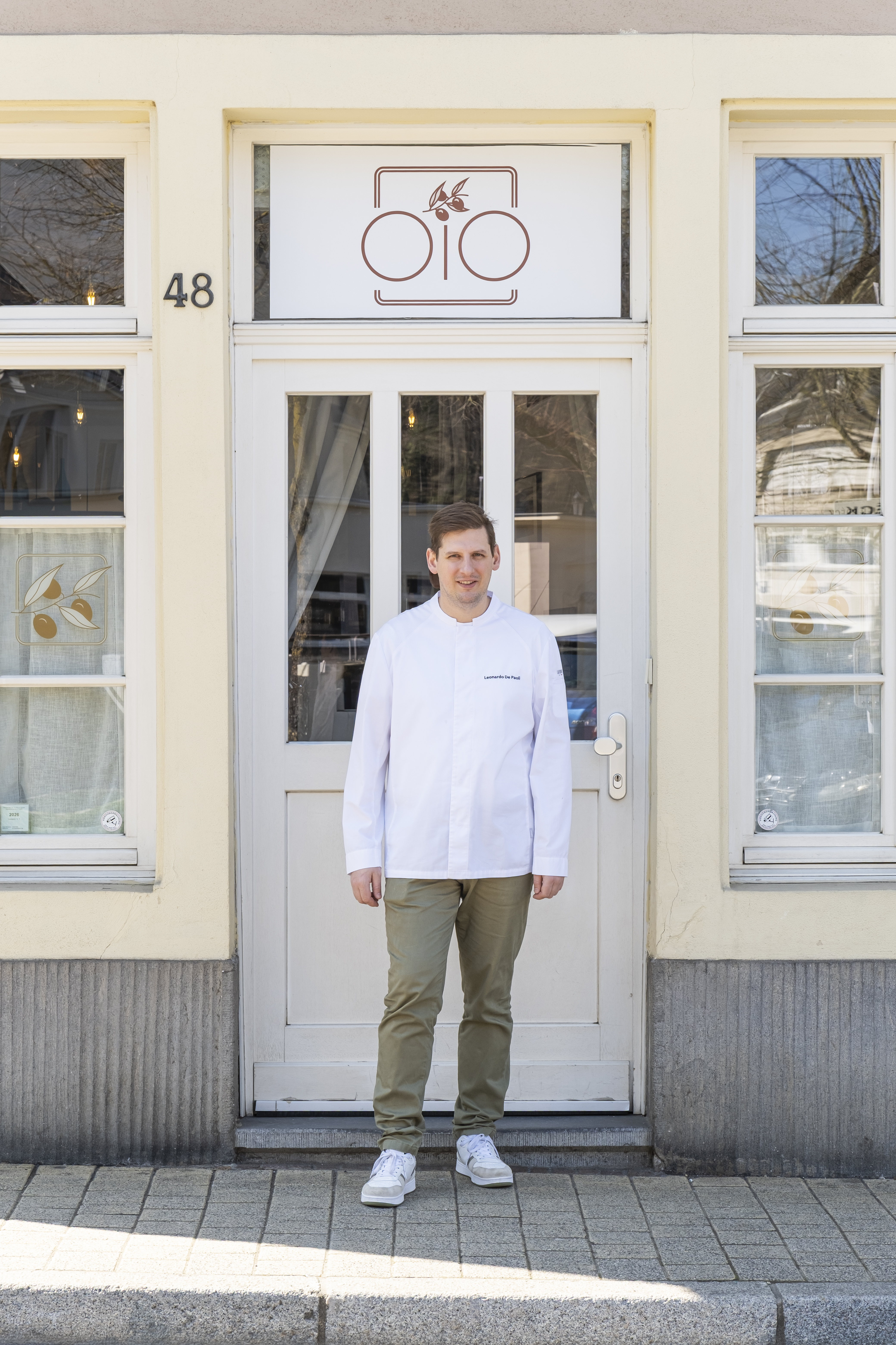 The entrance of Ristorante OiO at 48, Montée de Clausen, with the chef standing at the door